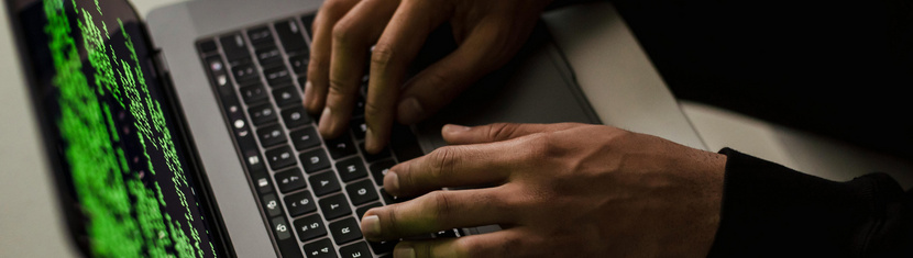 Un hacker utilisant un ordinateur pour pirater