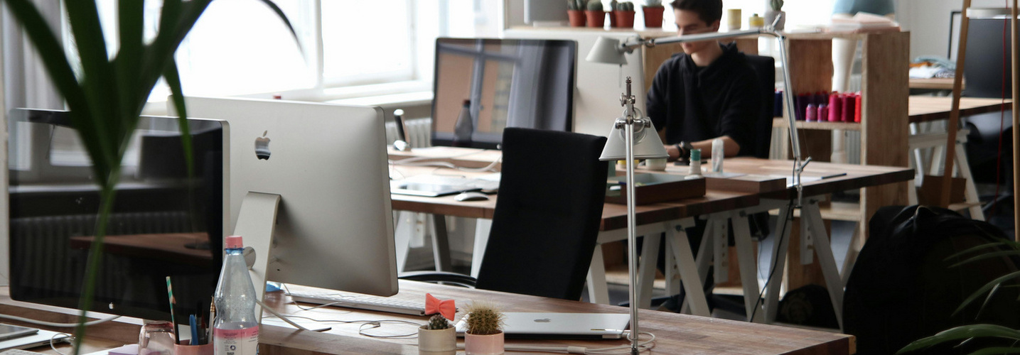 Image générique entreprise 2 Un homme travaille dans une entreprise