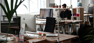 Image générique entreprise 2 Un homme travaille dans une entreprise