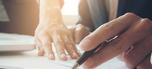 Image générique entreprises Personne travaillant dans une entreprise